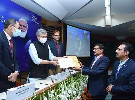 Syrma SGS receiving award from MeitY Minister